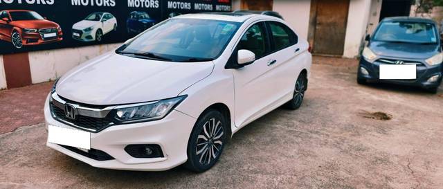 https://images10.gaadi.com/usedcar_image/4572201/original/processed_6d7d2a8446d16e8f0fa5665bd56aceb5.jpg?imwidth=6402