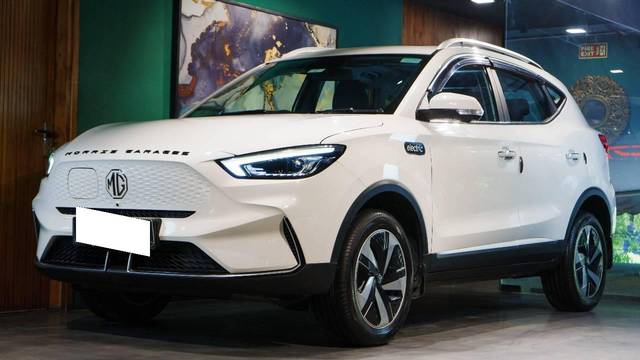 https://images10.gaadi.com/usedcar_image/4572217/original/processed_4a2392bdf715d3c0f4d215a707e34ede.jpeg?imwidth=6400