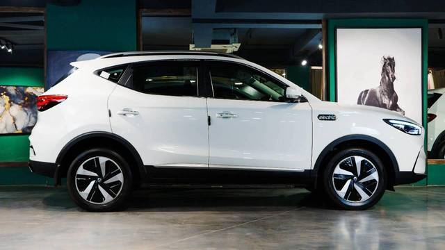 https://images10.gaadi.com/usedcar_image/4572217/original/processed_6038844ee9d0253b904fa8208009a11a.jpeg?imwidth=6401