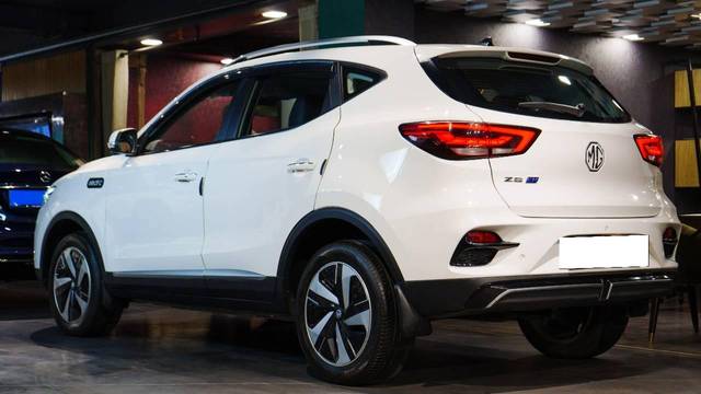 https://images10.gaadi.com/usedcar_image/4572217/original/processed_998b8bb759e3995cc94b28e9ec8be2fa.jpeg?imwidth=6402