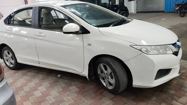https://images10.gaadi.com/usedcar_image/4572249/original/bd33b6e5baaf8f8454efbdfb527591aa.jpg?imwidth=6401