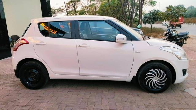 https://images10.gaadi.com/usedcar_image/4572292/original/processed_ce4eba32701c12fc832f55c07ccd5b08.jpg?imwidth=6401