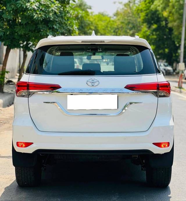 https://images10.gaadi.com/usedcar_image/4572323/original/processed_478288c4eca8a3e7c095e17e9a1adbcd.jpg?imwidth=6402