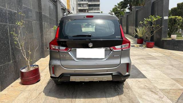 https://images10.gaadi.com/usedcar_image/4572336/original/processed_7bac43f243a69abf96dba1d3d310df5f.jpg?imwidth=6402