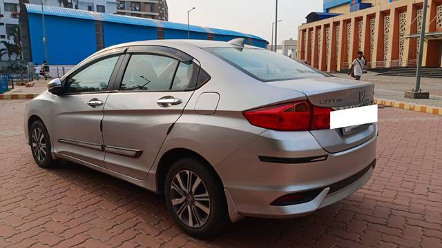 https://images10.gaadi.com/usedcar_image/4572343/original/processed_b328913f2c374e9bce25db975235a54f.jpg?imwidth=6402
