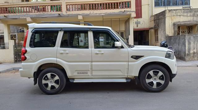 https://images10.gaadi.com/usedcar_image/4572371/original/e679151ca2cefa095abc4d1426d61f48.jpg?imwidth=6401