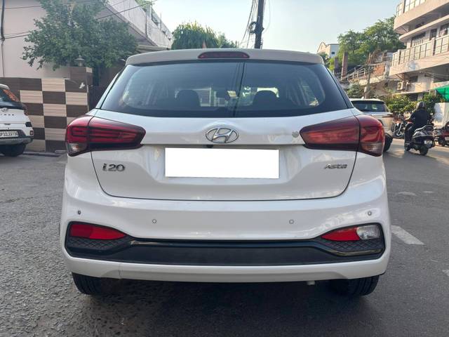 https://images10.gaadi.com/usedcar_image/4572385/original/processed_9787a61bffdf22c0381e156deace7476.jpg?imwidth=6402