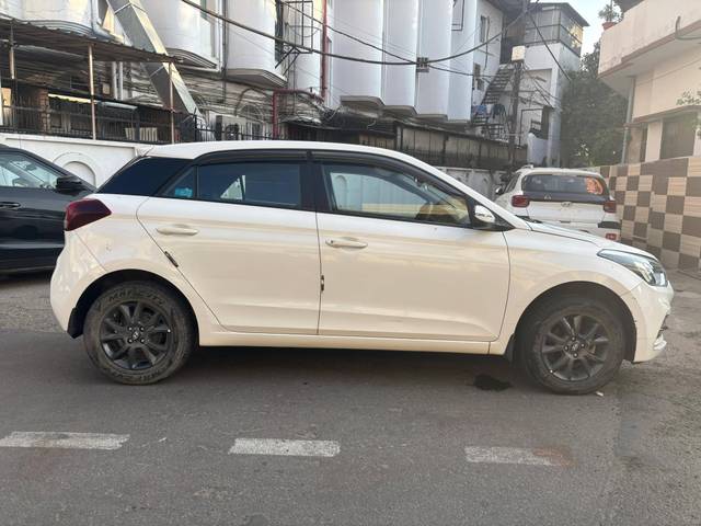 https://images10.gaadi.com/usedcar_image/4572385/original/processed_b327c2617f9469cfa26210e242328459.jpg?imwidth=6401