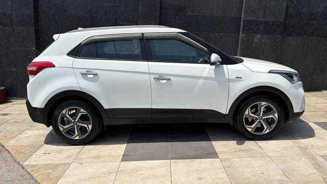 https://images10.gaadi.com/usedcar_image/4572399/original/processed_e4e8dfdba60422d2a28a5b6d25897343.jpg?imwidth=6401