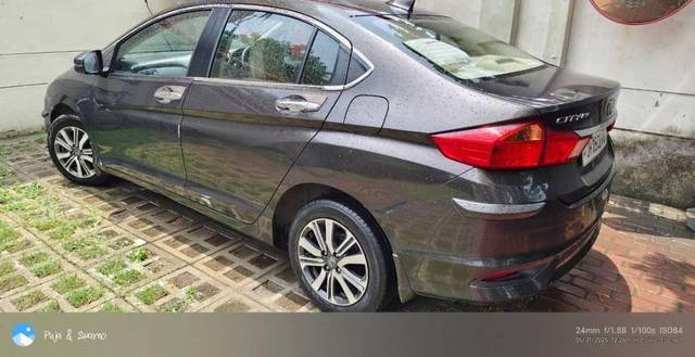 https://images10.gaadi.com/usedcar_image/4572430/original/processed_d49dc49f-fa68-446e-b682-080124d8ab9c.jpg?imwidth=6401