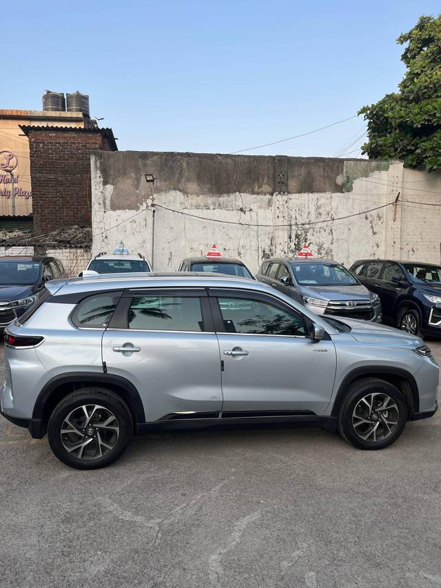 https://images10.gaadi.com/usedcar_image/4572503/original/processed_1dec3ed65183cbd9c781a836e82a4dd8.jpg?imwidth=6401