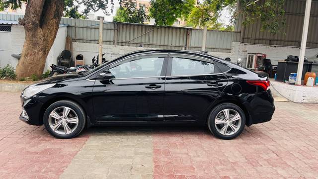 https://images10.gaadi.com/usedcar_image/4572556/original/processed_830ee1a6-cfea-4074-9326-b3e4a66dd9b8.jpg?imwidth=6402