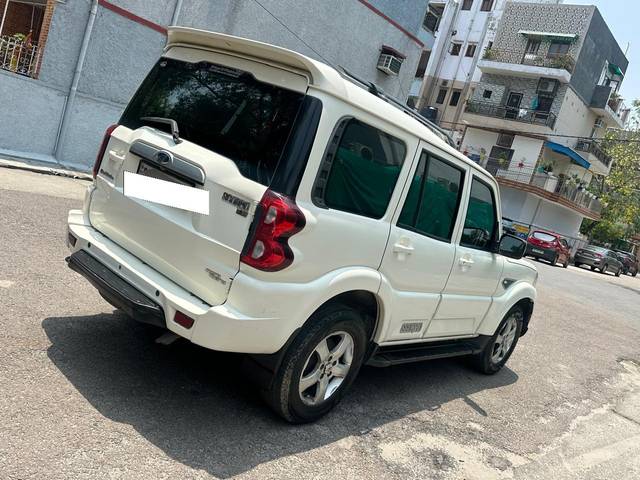 https://images10.gaadi.com/usedcar_image/4572627/original/processed_783881a5-53ed-4633-b115-af1a637509fa.jpg?imwidth=6402