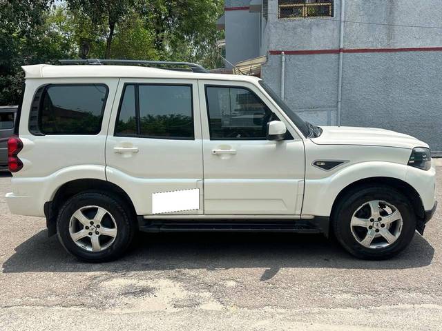 https://images10.gaadi.com/usedcar_image/4572627/original/processed_8de7e498-3efc-44bc-bf5d-4ffe3cbc60c1.jpg?imwidth=6401