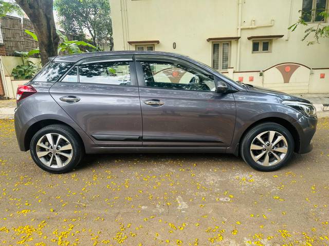 https://images10.gaadi.com/usedcar_image/4572640/original/ef0d79b6a6e0e9b9472c39766f3878ff.jpg?imwidth=6401