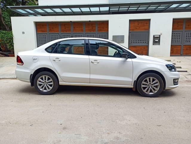 https://images10.gaadi.com/usedcar_image/4572647/original/processed_bc8db5162778d87bf537f190c66e0248.jpg?imwidth=6401