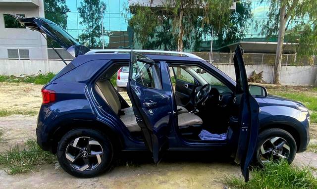 https://images10.gaadi.com/usedcar_image/4572649/original/39adbe39bc033d9e125a73dc64a7b283.jpg?imwidth=6401