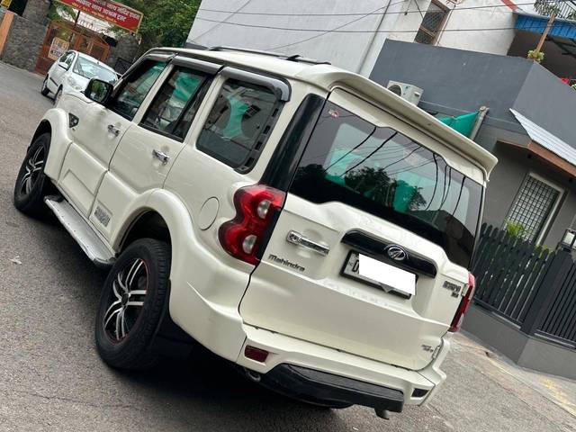https://images10.gaadi.com/usedcar_image/4572651/original/processed_c846a30b-1332-4222-86e7-fc4efc692797.jpg?imwidth=6402