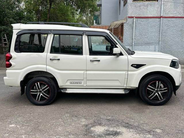 https://images10.gaadi.com/usedcar_image/4572651/original/processed_e44e3bbf-5811-4e92-bd43-fa6fb374078f.jpg?imwidth=6401