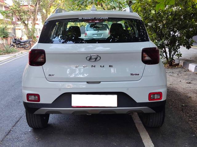 https://images10.gaadi.com/usedcar_image/4572663/original/processed_a375e7beeceba38fa7ea2608c4ffe5f5.jpg?imwidth=6401