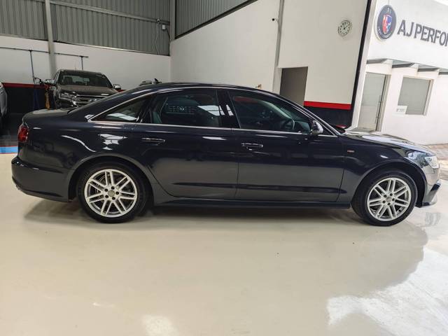 https://images10.gaadi.com/usedcar_image/4572669/original/processed_0c72ec15a9fdd22571f107796e436ebf.jpg?imwidth=6401