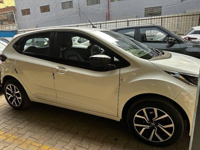 https://images10.gaadi.com/usedcar_image/4572676/original/processed_926e9b6c-9fa1-4b6b-92bd-d3ddd1ba9cba.jpeg?imwidth=6401