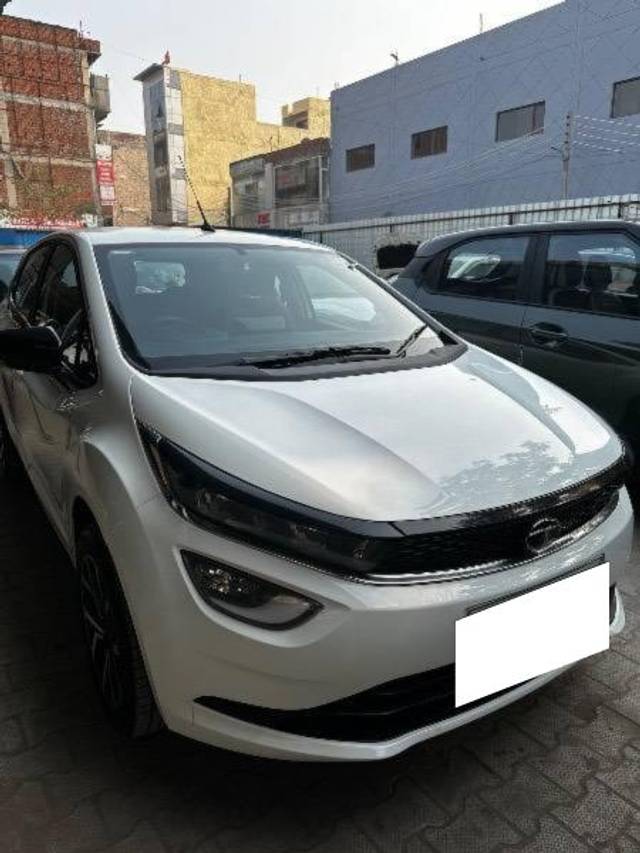 https://images10.gaadi.com/usedcar_image/4572676/original/processed_c64e4000-4da3-4554-be15-f7179dd82df7.jpeg?imwidth=6400
