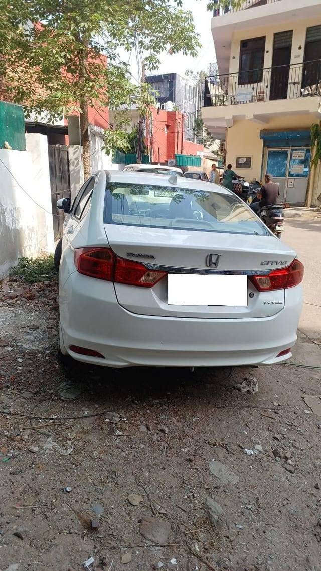 https://images10.gaadi.com/usedcar_image/4572696/original/processed_2321da84-5f8e-4147-9938-670ac25c3f8a.jpg?imwidth=6401