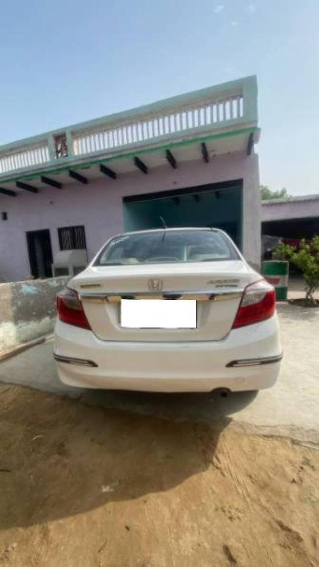 https://images10.gaadi.com/usedcar_image/4572725/original/processed_f07f28f2-f0f3-4f5a-8b42-6cdd47a562b3.jpg?imwidth=6401