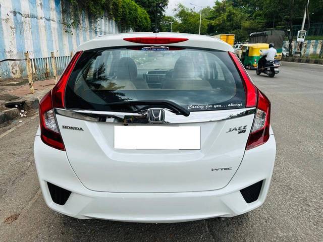 https://images10.gaadi.com/usedcar_image/4572746/original/processed_6f89eb42eeaa8b1d110d40d08da3c330.jpg?imwidth=6402