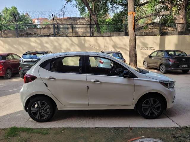 https://images10.gaadi.com/usedcar_image/4572761/original/processed_5ad18d41-02eb-4bb0-8742-4dd1305d9132.jpg?imwidth=6402