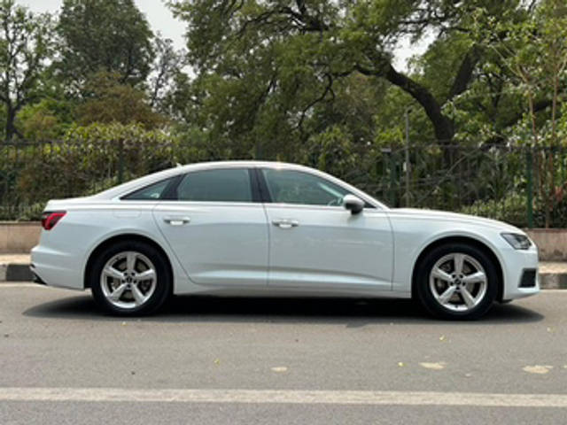 https://images10.gaadi.com/usedcar_image/4572823/original/6dda4cde3d5ef1913f4890189d3c0395.jpg?imwidth=6401