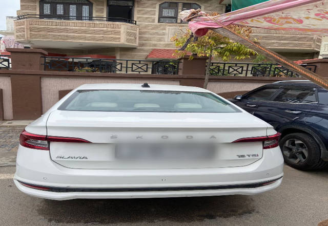 https://images10.gaadi.com/usedcar_image/4572989/original/203110e9-fc4a-4036-8e91-29248398f1a0.?imwidth=6400