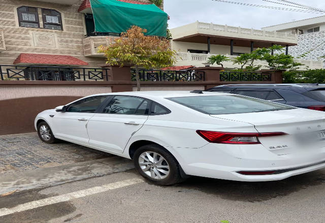 https://images10.gaadi.com/usedcar_image/4572989/original/a24d97f8-996e-481b-8b4e-406f8e787b4e.?imwidth=6401