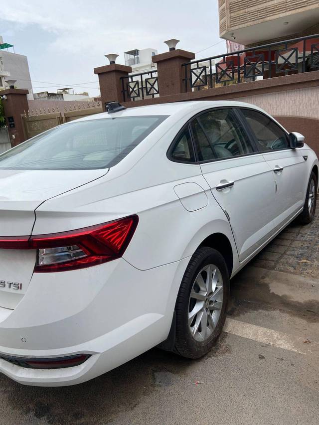 https://images10.gaadi.com/usedcar_image/4572989/original/processed_7b2fc8af-95f2-463a-9ca3-a03542d998aa.jpg?imwidth=6402