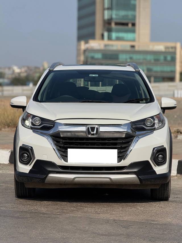 https://images10.gaadi.com/usedcar_image/4573118/original/processed_4f743a1f-499c-4b8d-b510-54f8ae368e7b.jpg?imwidth=6400