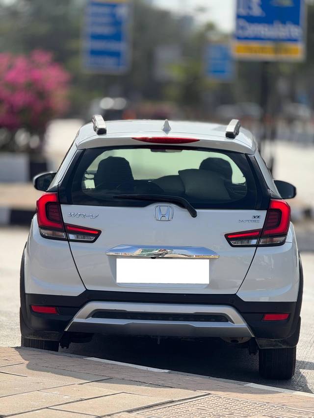 https://images10.gaadi.com/usedcar_image/4573118/original/processed_d99c4e17-69c9-47a8-ad8a-d06f44da50ea.jpg?imwidth=6401
