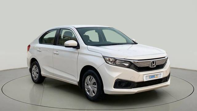 https://images10.gaadi.com/usedcar_image/4573165/original/f200fa34be4252d65e3565b6259dc40c.jpg?imwidth=6400
