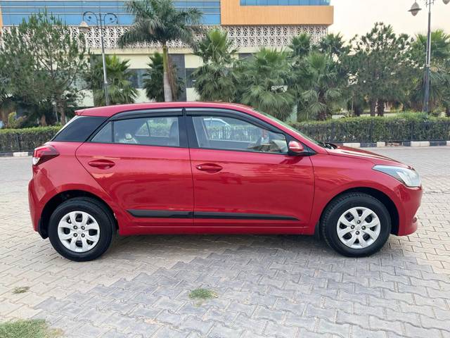 https://images10.gaadi.com/usedcar_image/4573376/original/639157ba9f2c0a9ca95b6a1851093bce.jpg?imwidth=6401
