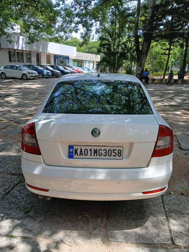 https://images10.gaadi.com/usedcar_image/4573425/original/processed_50c3f938-da7f-432c-9ece-d067054f318b.jpg?imwidth=6401