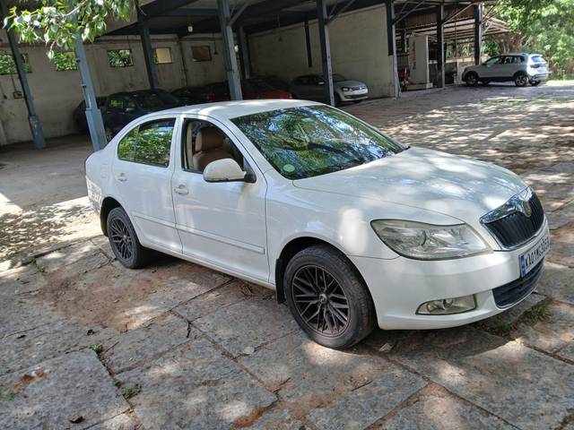 https://images10.gaadi.com/usedcar_image/4573425/original/processed_8a4e931e-845d-4647-84c6-e777570dbd52.jpg?imwidth=6402