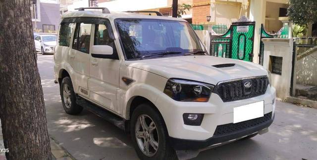 https://images10.gaadi.com/usedcar_image/4573433/original/processed_e79b30e605c09b796f847809495f0e56.jpg?imwidth=6400