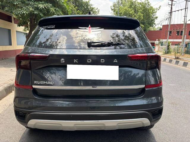 https://images10.gaadi.com/usedcar_image/4573541/original/processed_7fba02246e324aaa1e67c4061d5cdf8d.jpg?imwidth=6402