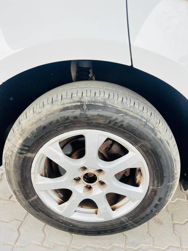 https://images10.gaadi.com/usedcar_image/4573550/original/81c1e2a0797459f65a6a8ac933e677a7.jpg?imwidth=6402