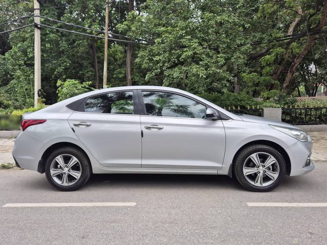 https://images10.gaadi.com/usedcar_image/4573572/original/processed_1dc3c339e3b8db568a9f563471a459d9.jpg?imwidth=6401