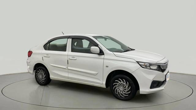 https://images10.gaadi.com/usedcar_image/4573719/original/c51f400627a7b7659a8ea51a07890fa6.jpg?imwidth=6400