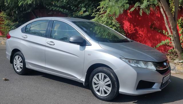 https://images10.gaadi.com/usedcar_image/4573844/original/processed_4fa1b80675f777fa2c0a81cd1eca0ed8.jpg?imwidth=6400