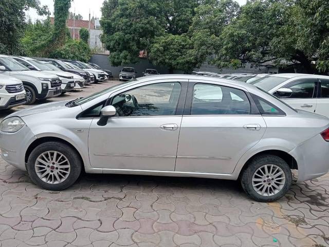 https://images10.gaadi.com/usedcar_image/4573847/original/processed_7bed9777bc4d03f81508c2a8f5aff1af.jpg?imwidth=6402