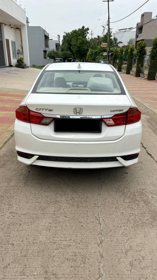 https://images10.gaadi.com/usedcar_image/4573861/original/processed_30f6fabe-3970-4ba2-8531-8acb2bb7ae7f.jpg?imwidth=6401