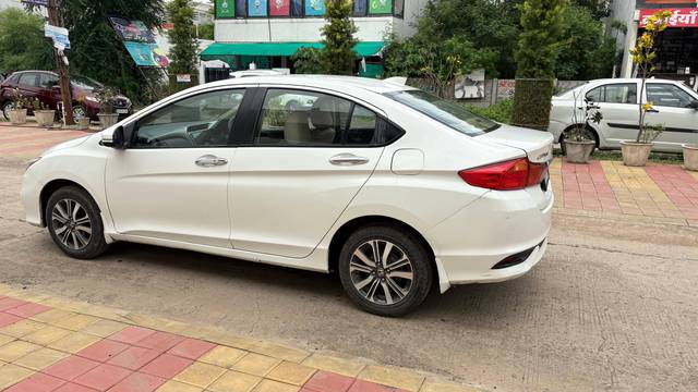 https://images10.gaadi.com/usedcar_image/4573861/original/processed_f312c72f-121c-4579-9885-316082609460.jpg?imwidth=6402